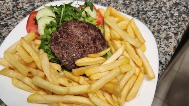 Hamburger con patatine fritte - L'ULIVETO BBQ RISTORANTE PUB