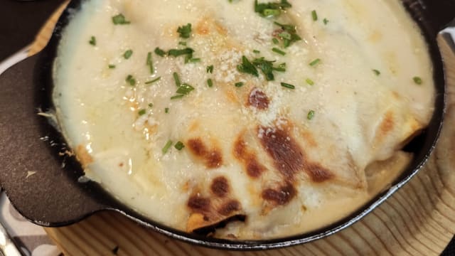 Canelones italianos de ternera y cerdo con nuestra bechamel y el mejor tomate italiano  - La Fabrika de Sabores, Sitges