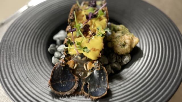 Queue de homard juste saisie, pignons et ephémère safrané - La Ferme de Voisins, Voisins-le-Bretonneux