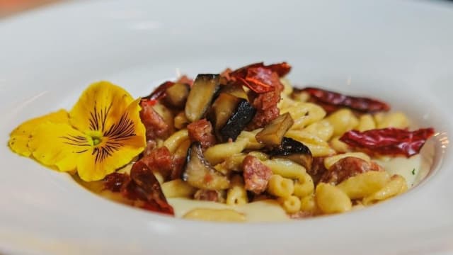 Cavatelli con salsiccia di maiale, funghi cardoncelli, peperone crusco su fonduta di caciocavallo  - Ceralacca