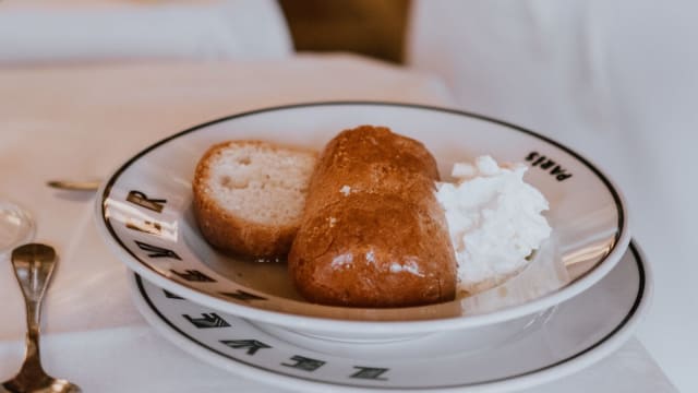 Baba bouchon et sa fiole de rhum   - Le Zeyer, Paris