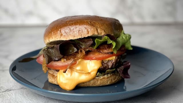 Beef cheddar burger - La Marchandise Café, Paris