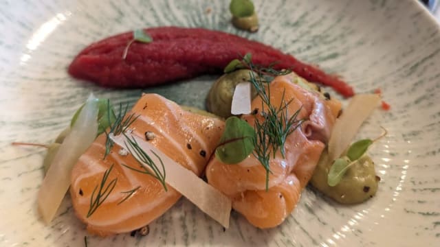 Salmon Gravlax and Avocado Cannelloni - Le Reminet, Paris