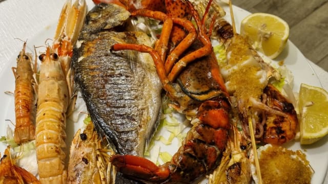 Grigliata mista di mare, crostacei e pesci secondo disponibilità del giorno - Le Tartare Cucina & Vini