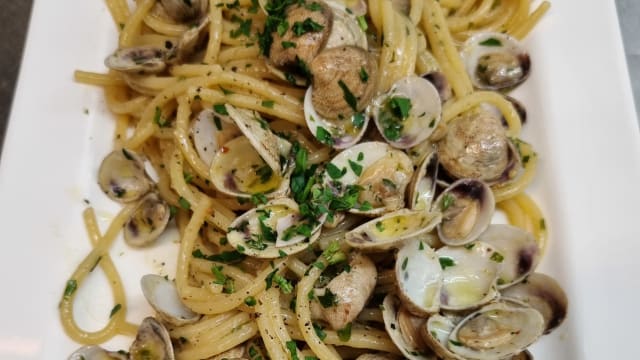 Lo spago di gragnano con le vongoline - Le Tartare Cucina & Vini