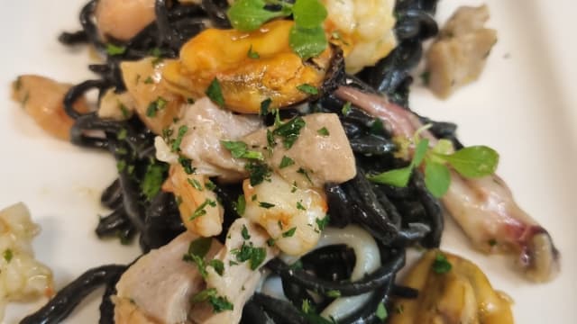 Tagliolini neri alla carbonara di mare - Le Tartare Cucina & Vini