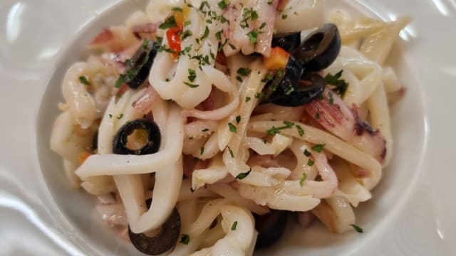 Insalata di mare di calamari, olive nere e peperoni - Le Tartare Cucina & Vini