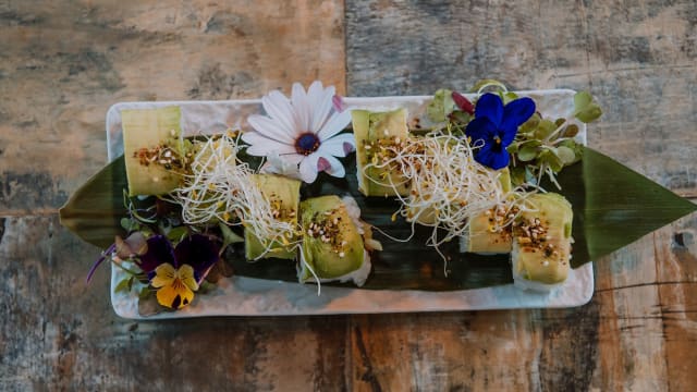 Uramaki Vegetal Del Chef- Pepino Y Tomate Fresco Recubierto De Aguacate Y Furikake  - La Bòbila