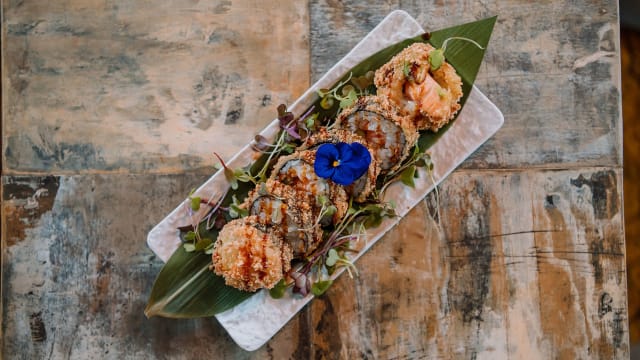 Hot Philadelphia Roll - Salmón, Crema Queso Y Aguacate Rebozado Con Panko  - La Bòbila