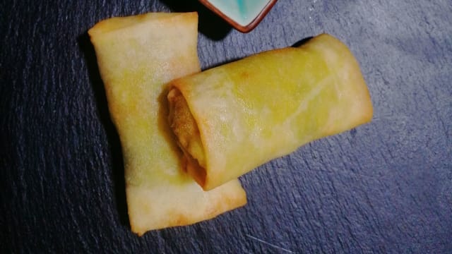 Salmon spring rolls (2 pcs) - Comida Zarra, Lisbon