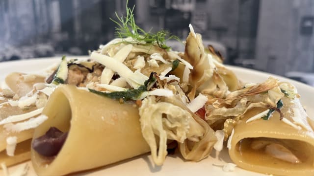 Paccheri con crema di peperoni gialli arrostiti e calamaretti - Ristorante Evans dal 1960