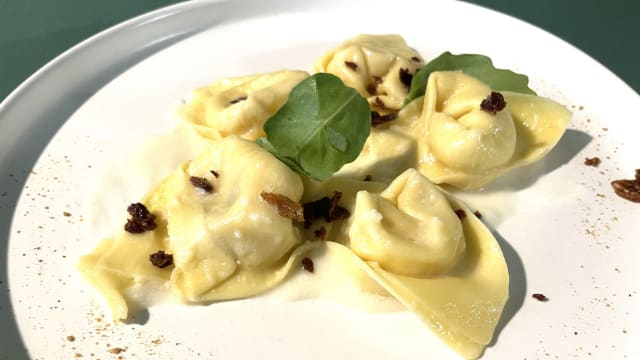 Cappelletti di “carbonara” fondente di pecorino romano e briciole di guanciale tostato - Ristorante Evans dal 1960