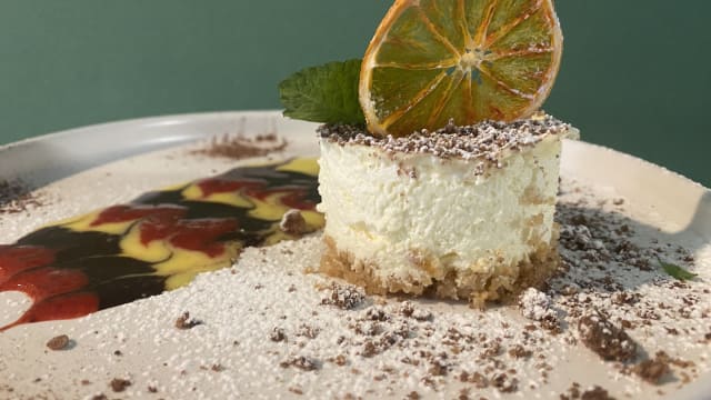 Semifreddo con pesche dall'orto e amaretti di guarcino - Ristorante Evans dal 1960