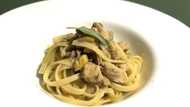 Fettuccine “paglia e fieno” con bocconcini di faraona e profumo di alloro - Ristorante Evans dal 1960