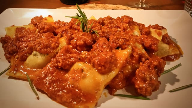 Ravioli dell'osteria al ragù - Osteria Il Vignale, La Spezia