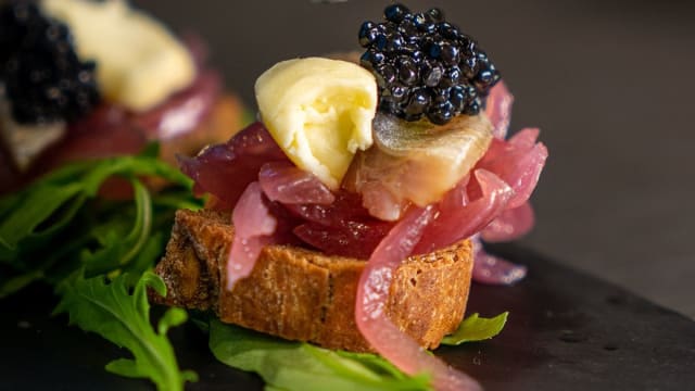 Crostini di pane nero con cipolla di tropea, sardina di sardegna affumicata, burro di normandia, perlage di tartufo neroe sale maldon - Ristorante Zaira, Anguillara Sabazia