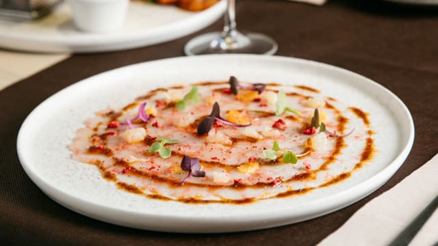 Carpaccio de gamba de palamós, frutos rojos liofilizados, cítricos y aceite de su coral - L’Àpat del Born, Barcelona