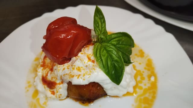 Tortino di melanzane alla parmigiana con stracciatella di burrata e pomodorini confit - IL PIZZICOTTO