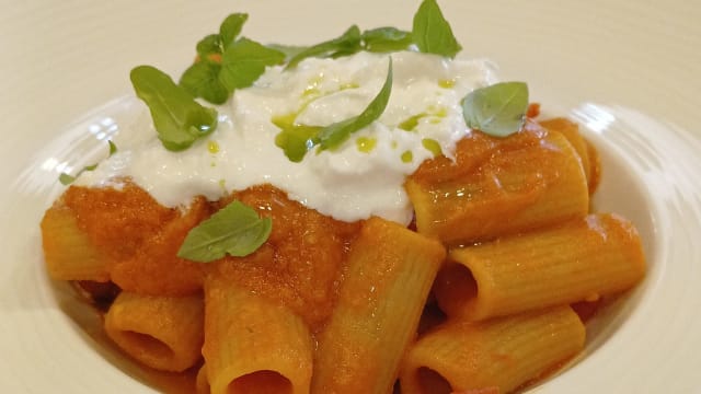 Rigatoni di crusca con salsa ai 3 pomodori e stracciatella - FortyFive Restaurant, Brescia