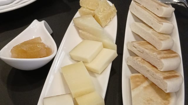 Formaggi stagionati bresciani con focaccia croccante - FortyFive Restaurant