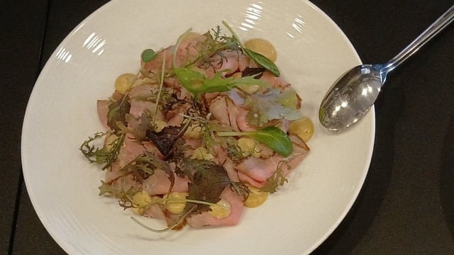 Vitello cotto al punto rosa con salsa tonnata ed erbe aromatiche - FortyFive Restaurant, Brescia