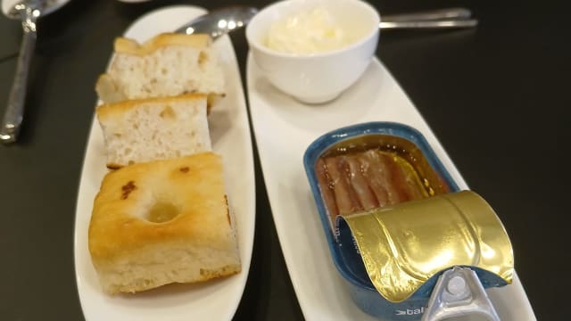 Acciughe della cantabria con focaccia crunchy e burro al timo e limone - FortyFive Restaurant, Brescia