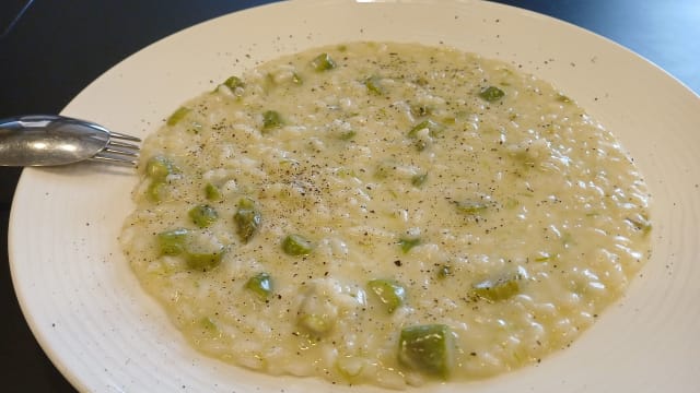 Riso carnaroli con asparagi verdi, robiola della franciacorta e tè nero aumicato - FortyFive Restaurant