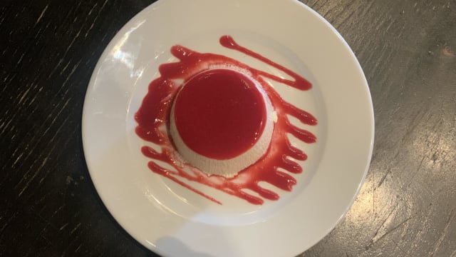 Panna cotta maison, coulis de fruits rouges - La Romanella