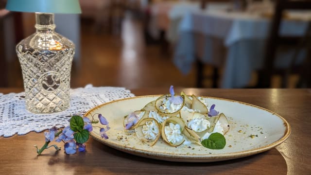 Mousse di caprini con sfoglia di pere, pistacchi e miele - Ristorante L'Acquario, Castiglione Del Lago