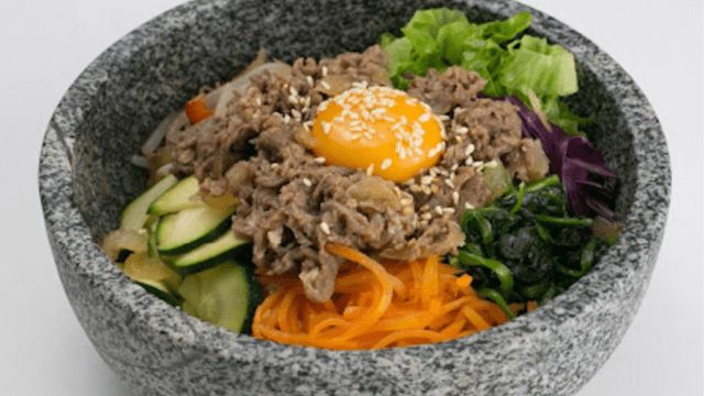 Bibimbap : bœuf/ porc kimchi/ calamar/ poulet/ tofu/ vermicelles - Messieurs KIM