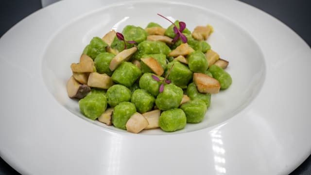 Gnocchetti di piselli freschi, funghi cardoncelli e fonduta al taleggio DOP  - AROMA Piajo