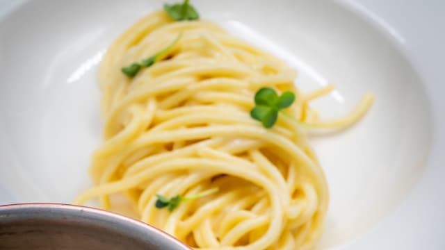 Spaghetto di semola di grano duro all’albume “pastificio massi” con ragù di agnello CBT e crema di parmigiano reggiano di bruna alpina 48 mesi - AROMA Piajo