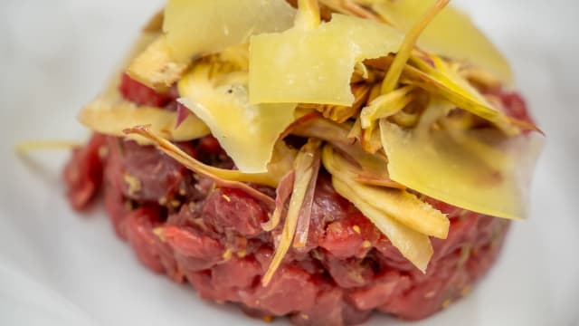 Tartare di scamone di fassona piemontese condita, accompagnata da insalatina di carciofi freschi a crudo e scaglie di bagoss bresciano  - AROMA Piajo