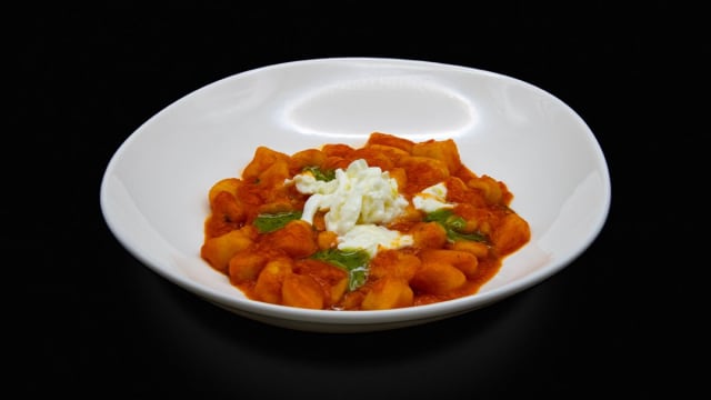 Gnocchi di patate, salsa di pomodoro, crema di basilico e straccetti di bufala campana DOP - da Ilia dal 1946