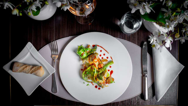 Ravioles d’agneau à l’ail des ours, asperges vertes en plusieurs façons, râpé de poutargue et citron, oignons grelots grillés - Côté Square, Geneva