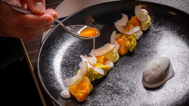 Mousse légère d’avocat, coco dans tous ses états,  ananas confit à la vanille - Côté Square, Geneva