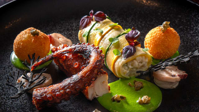 Poulpe sauvage, pickles fumés, crémeux de roquette et basilic, cromesquis de pommes de terre à l’échalote, cannelloni de courgette et artichaut, câpres frits - Côté Square, Geneva