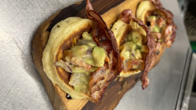 Blinis à l’avocat et lard grillé  - La Bringuerie, Toulouse