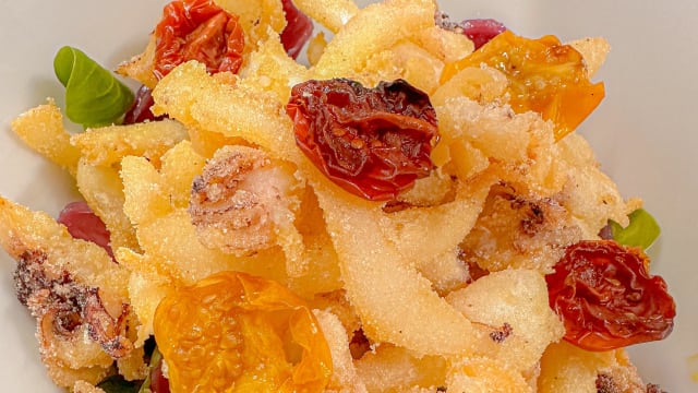 Julienne di seppia fritta, pomodorini confit, cipolla rossa caramellata e valeriana  - Strascinati