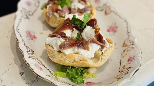 Pane croccante con burrata, alici e pomodorini secchi - Vinando, Rome