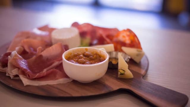 Pizzicarolo : salumi e formaggi misti con carciofini e olive (2 persone) - T-Gusto, Rome