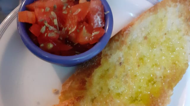 Pan tostado con ajo, aceite de oliva virgen y tomate aliñado - La Despensa