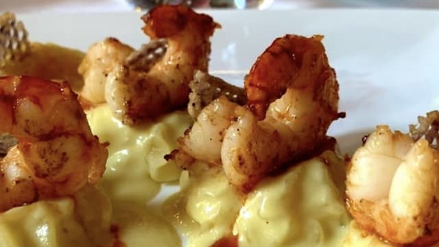 Gamberi spadellati con crema di porri e pure’ di patate con chips di patate  - Sapori del Mondo