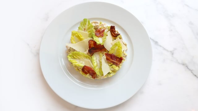 Salade césar au cœur de sucrine, poulet fermier rôti, copeaux de parmesan, croûtons aux herbes et sauce césar, avec ou sans chips de bacon - Arthur's, Geneva