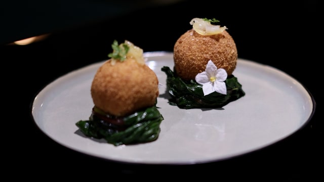 Cheese and egg balls, sautéed chicory, roasted pepper sauce and apple jam. - PRIMA - Comfort Food & Bar, Milan