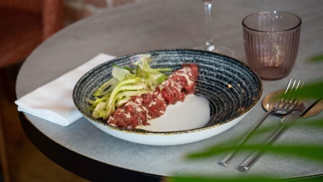 “Fassona” beef tartare, chicory sprouts with salt and pepper, anchovies cream and buttermilk. - PRIMA - Comfort Food & Bar