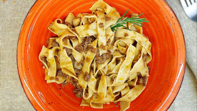 Tagliatelle semintegrali con ragù di salsiccia - Bio Agriturismo Fattoria Centofiori