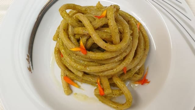 Bucatini al pesto di calendula - Bio Agriturismo Fattoria Centofiori