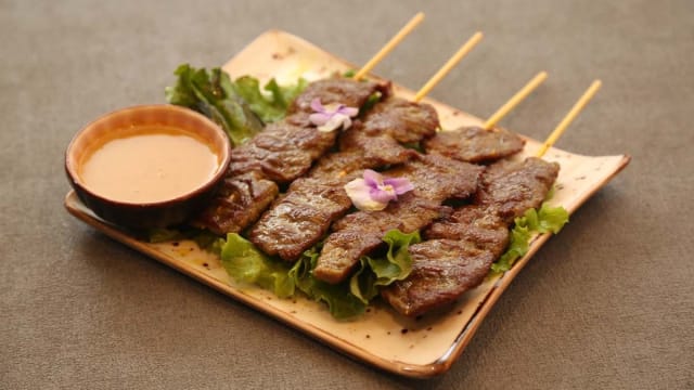 Brochettes de Boeuf À La Sauce Satay (4 Pièces) - Thai Basilic