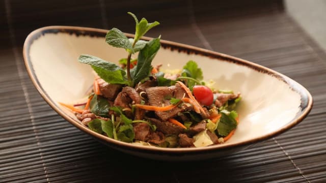 Salade de Boeuf Grillé À La Citronnelle  - Thai Basilic